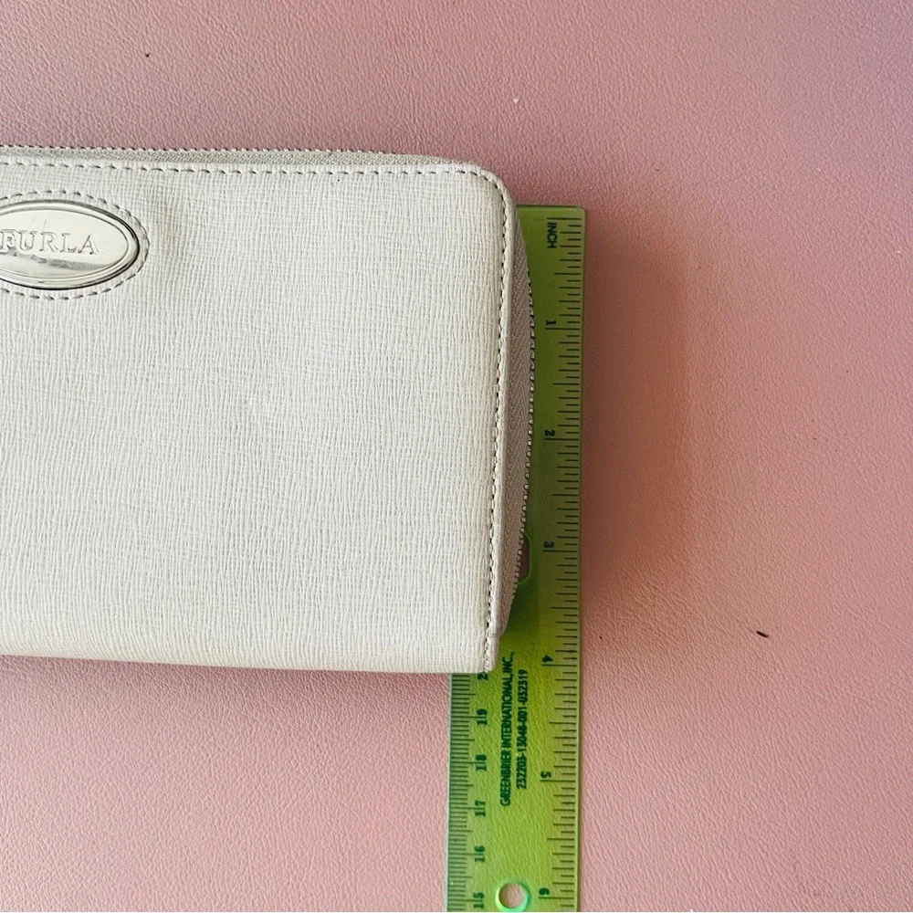 FURLA long wallet pure leather / off white / beige / zip around GUC - Picture 9 of 12